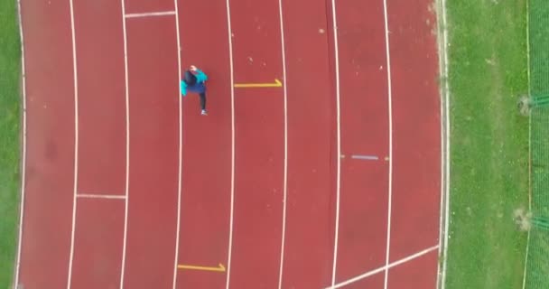 Genç Arap Sporcunun Tesettürlü Atletik Vücudu Ile Stadyum Atletizm Pistinde — Stok video