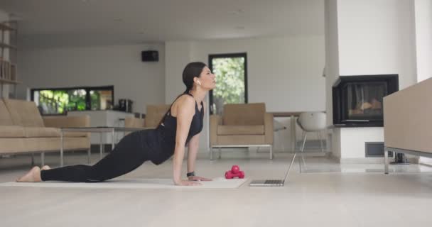 Gemischte Rennläuferin Sportbekleidung Macht Stretchübungen Während Sie Yoga Trainings Laptop — Stockvideo
