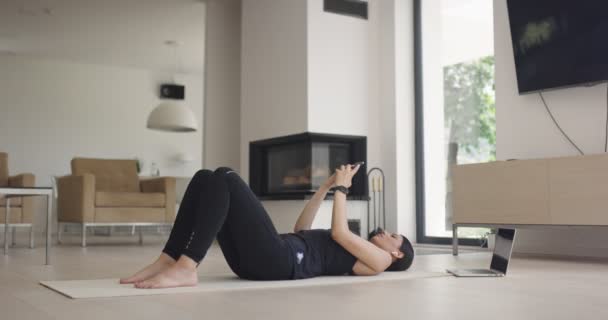 Hermosa Chica Usando Smartphone Después Del Entrenamiento Fitness Casa Determinado — Vídeos de Stock