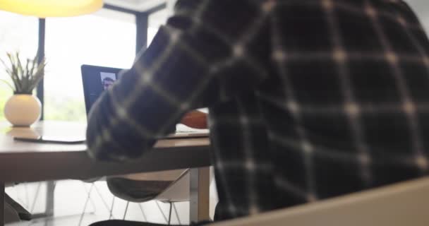 非裔美国商人使用智能手机和笔记本电脑进行在线会议视频通话 男性呼叫中心代理 有远程摄像头的经理 工作面试或在一个现代化的家见面 — 图库视频影像