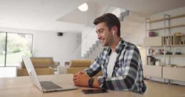 İş çifti görüntülü konuşma sırasında el kol hareketi yapıyor. Ciddi iş adamı ve iş kadını internette sohbet ediyorlar. Çok ırklı iş adamları iş yerinde online sohbet ediyorlar. Yüksek