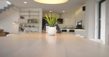 Afro-Amerikalı iş adamı akıllı telefon ve laptop kullanarak online konferans videosu çekiyor. Erkek Çağrı Merkezi Ajanı, İnsan Kaynakları Müdürü web kamerasından iş görüşmesi ya da modern bir evde toplantı yapıyor.