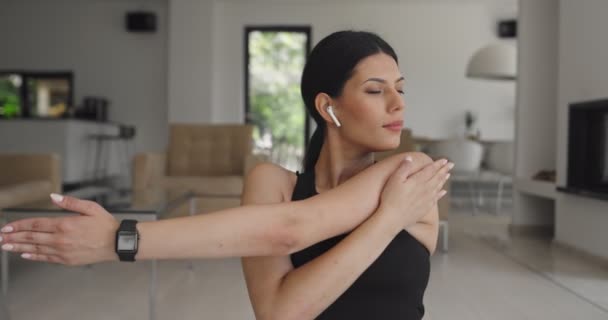 Blandad Ras Kvinna Sportkläder Gör Stretching Övningar Medan Tittar Yoga — Stockvideo