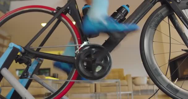 Homem Bicicleta Treinador Máquina Que Ele Está Exercendo Casa Jogando — Vídeo de Stock
