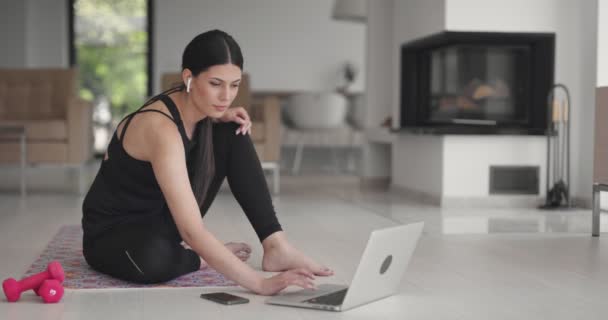 Sportovní Žena Sportovním Oblečení Sedí Podlaze Činkami Proteinovým Koktejlem Nebo — Stock video