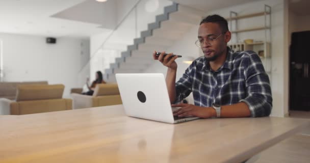 Αφροαμερικανός Επιχειρηματίας Που Πραγματοποιεί Online Τηλεδιάσκεψη Χρησιμοποιώντας Smartphone Και Laptop — Αρχείο Βίντεο