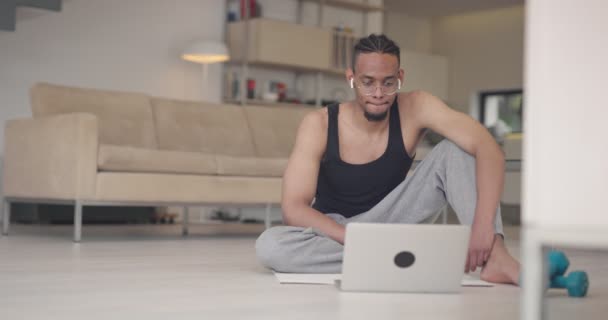 Афроамериканські Тренажери Використовують Ноутбук Онлайн Підготовки Клієнтом Або Навчання Онлайн — стокове відео