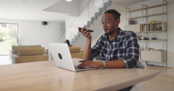 Hombre Negocios Afroamericano Haciendo Videollamadas Línea Usando Smartphone Laptop Hombre — Vídeo de stock