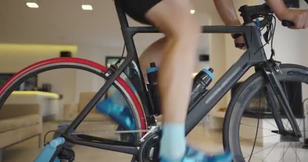 Человек Езда Велосипеде Тренере Машины Осуществляет Home Playing Онлайн Гоночная — стоковое видео
