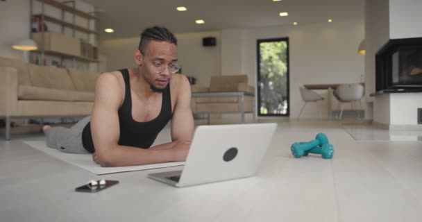 Afrikalı Amerikan Fitness Eğitmenleri Dizüstü Bilgisayarı Müşteriyle Çevrimiçi Eğitim Için — Stok video
