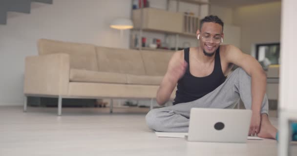 Afroameričtí Fitness Trenéři Používají Notebook Pro Line Školení Klientem Nebo — Stock video