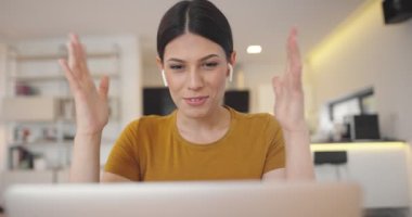 Dostça gülümseyen milenyum iş kadını el sallayarak selam veriyor, iş arkadaşlarıyla internet üzerinden görüntülü görüşme başlatıyor. Yüksek kalite 8K görüntü
