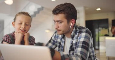 Evden bilgisayarı uzaktan kumandayla kullanan ve oğlundan rahatsız etmemesini isteyen genç bir kadın. Anne video konferansına katılıyor ve küçük çocuk koşuyor, oynuyor ve dikkatini dağıtıyor..