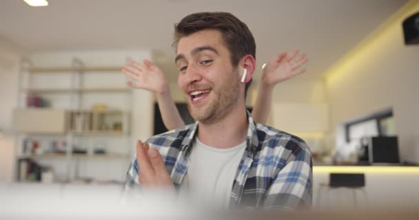 Jonge vrouw freelancer werkt op afstand met behulp van laptop van huis en vraagt zoon niet te storen. Moeder neemt deel aan videoconferentie en de kleine jongen is rennen, spelen en afleiden. — Stockvideo