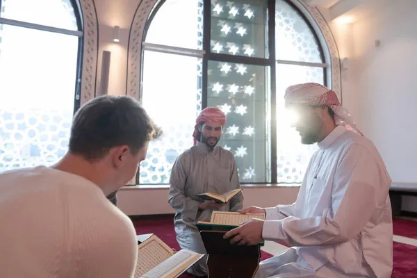 Musulmanes en la mezquita leyendo quran juntos — Foto de Stock