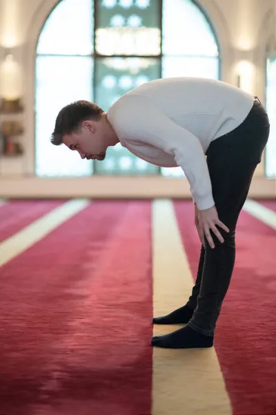 Preghiera musulmana all'interno della moschea — Foto Stock