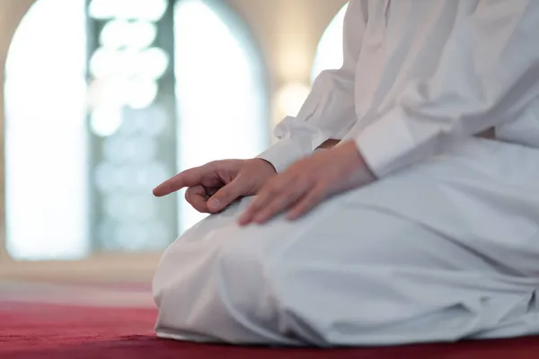 Muslim doa di dalam masjid — Stok Foto