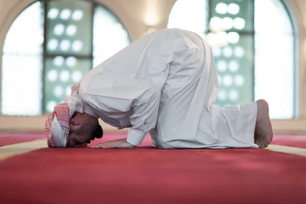 Homem realizando sajdah em namaz — Fotografia de Stock