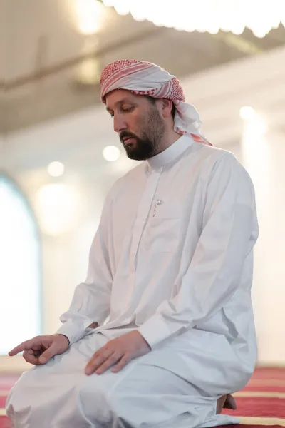 Moslim gebed in de moskee — Stockfoto