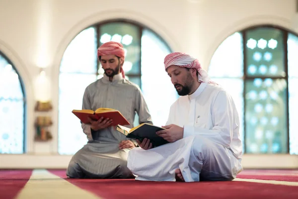 Deux musulmans dans une mosquée lisant ensemble le concept de l "éducation islamique — Photo