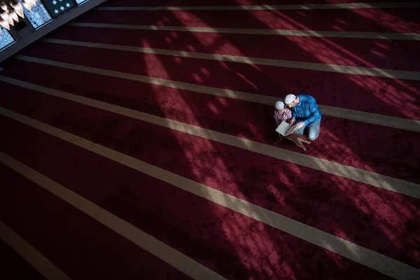 Μουσουλμανική Προσευχή Πατέρας Και Γιος Στο Τζαμί Προσεύχεται Και Διαβάζοντας — Φωτογραφία Αρχείου