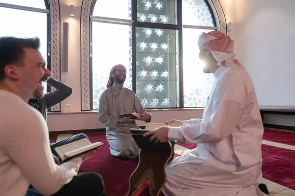 Camide Müslümanlar birlikte Kuran okuyorlar. İslam eğitimi kavramı ve kutsal kitap kuran okulu.
