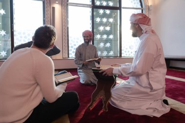 Camide Müslümanlar birlikte Kuran okuyorlar. İslam eğitimi kavramı ve kutsal kitap kuran okulu.