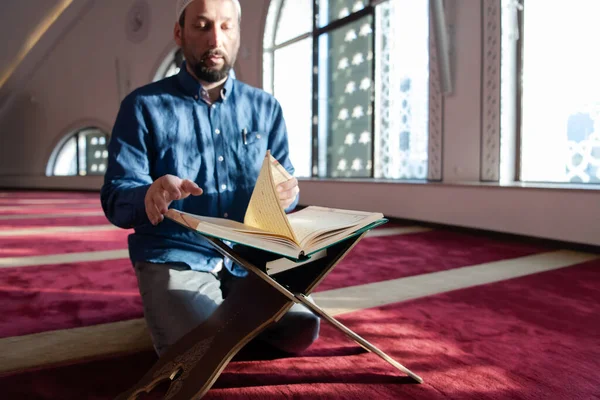 Homem Muçulmano Orando Alá Sozinho Dentro Mesquita Lendo Islâmico Holly — Fotografia de Stock