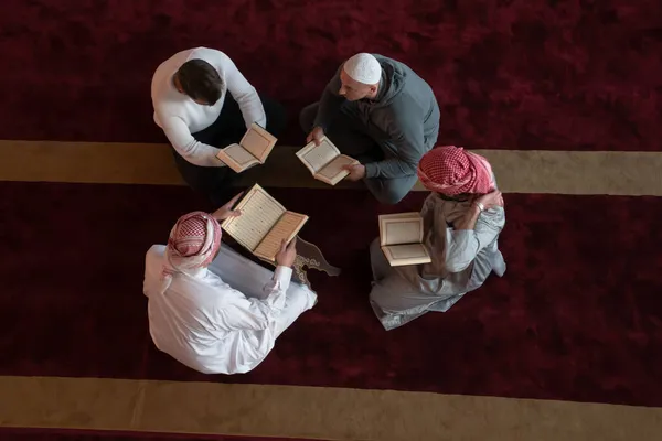 Felső Nézet Muszlim Emberek Mecsetben Olvasás Korán Együtt Koncepció Iszlám — Stock Fotó