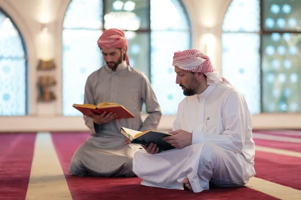 Camideki Iki Müslüman Kuran Birlikte Okuyorlar Slam Eğitimi Kavramı Kutsal — Stok fotoğraf