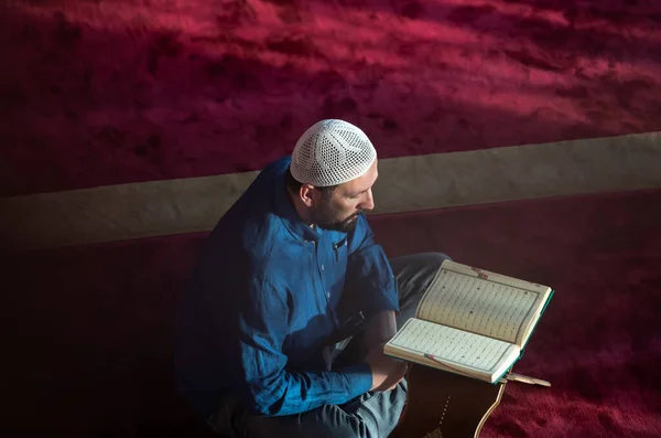 Hombre Musulmán Rezando Allah Solo Dentro Mezquita Leyendo Libro Acebo —  Fotos de Stock