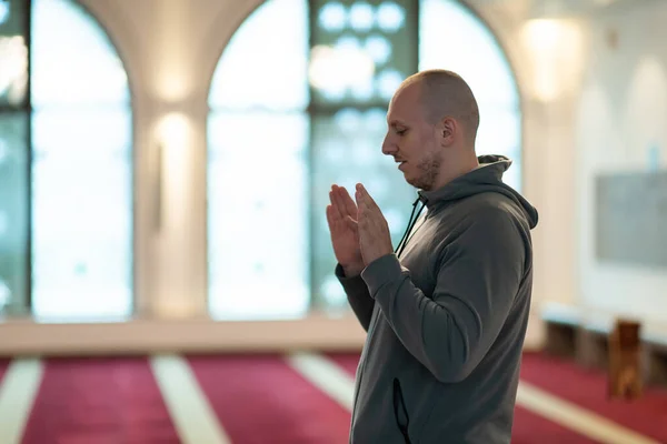 Musulman Commence Offrir Prière Levant Les Mains Dans Les Airs — Photo