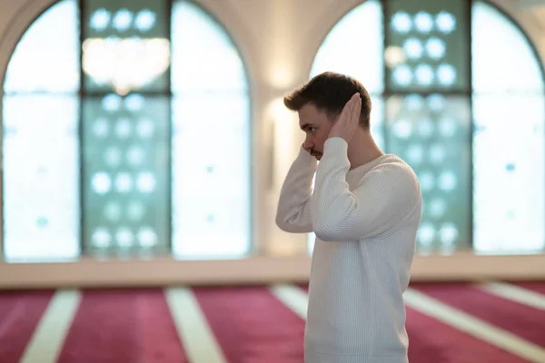 Muslim Začne Nabízet Modlitbu Tím Zvedne Ruce Vzduchu — Stock fotografie