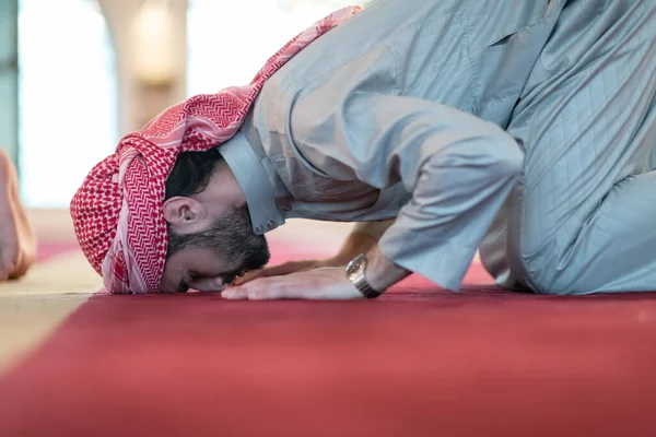 Musulmano Esegue Namaz Uomo Che Esegue Sajdah Namaz — Foto Stock