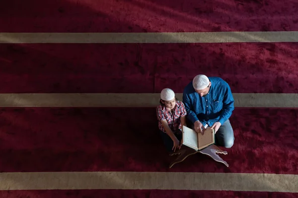 Muslimský Modlitba Otec Syn Mešitě Modlení Čtení Svaté Knihy Quran — Stock fotografie
