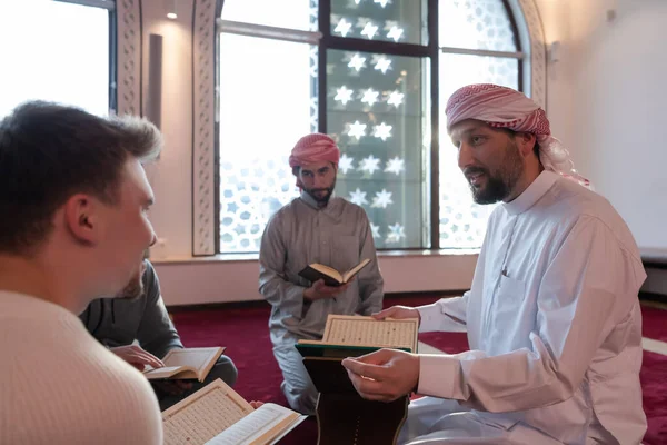 Pessoas Muçulmanas Leitura Mesquita Alcorão Juntos Conceito Educação Islâmica Escola — Fotografia de Stock
