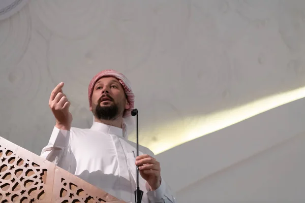 Muçulmanos Jovem Arábico Imam Tem Discurso Sexta Feira Tarde Oração — Fotografia de Stock