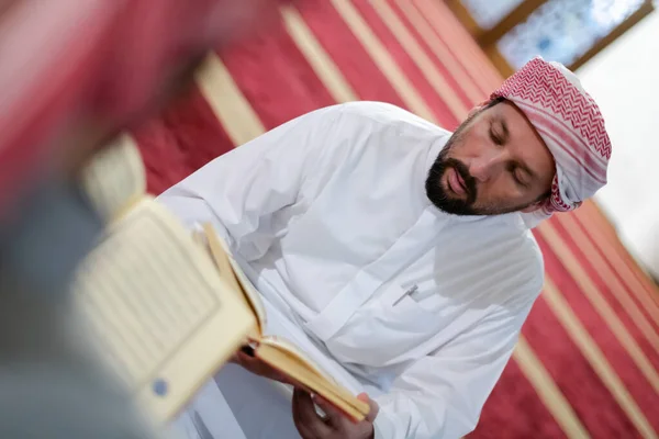 Duas Pessoas Muçulmanas Leitura Mesquita Quran Juntos Conceito Educação Islâmica — Fotografia de Stock