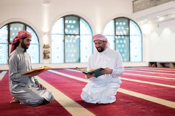 Két Muszlim Ember Mecsetben Olvasás Korán Együtt Koncepció Iszlám Oktatás — Stock Fotó