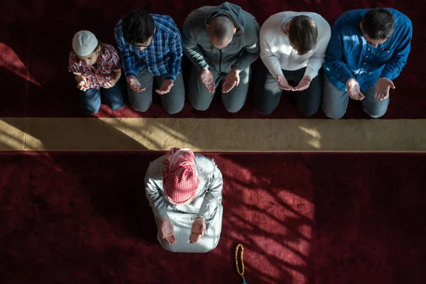 Grupo Pessoas Muçulmanas Orando Namaz Mesquita — Fotografia de Stock