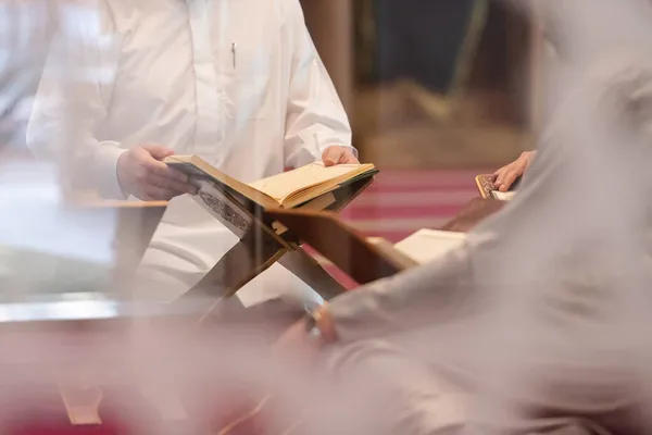 Muszlim Emberek Mecsetben Olvasás Korán Együtt Koncepció Iszlám Oktatás Iskola — Stock Fotó