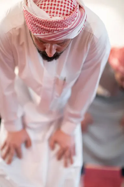 Csoport Muszlim Emberek Imádkozó Namaz Mecsetben — Stock Fotó