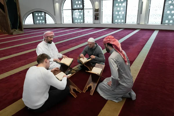 Pessoas Muçulmanas Leitura Mesquita Alcorão Juntos Conceito Educação Islâmica Escola — Fotografia de Stock