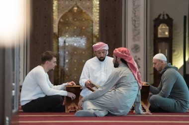 Camide Müslümanlar birlikte Kuran okuyorlar. İslam eğitimi kavramı ve kutsal kitap kuran okulu.