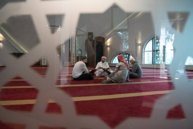 Camide Müslümanlar birlikte Kuran okuyorlar. İslam eğitimi kavramı ve kutsal kitap kuran okulu.