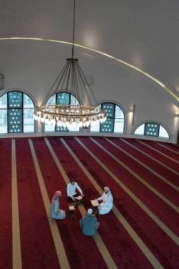 Camide Müslümanların birlikte Kuran okuduğu İslami eğitim kavramı ve kutsal kitap kuran okulu.