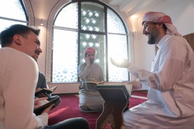 Camide Müslümanlar birlikte Kuran okuyorlar. İslam eğitimi kavramı ve kutsal kitap kuran okulu.