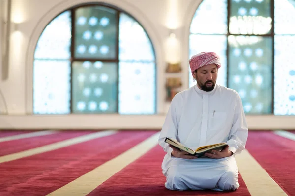 Homem Muçulmano Orando Alá Sozinho Dentro Mesquita Lendo Islâmico Holly — Fotografia de Stock