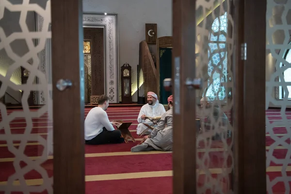 Camide Müslümanlar Birlikte Kuran Okuyorlar Slam Eğitimi Kavramı Kutsal Kitap — Stok fotoğraf