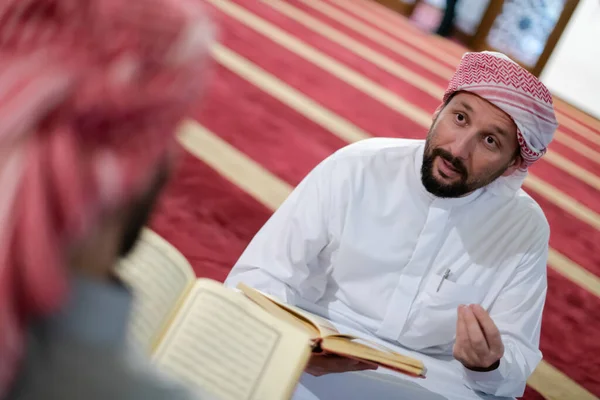 Dva Muslimové Mešitě Čtení Quran Dohromady Koncept Islámské Vzdělávání Škola — Stock fotografie